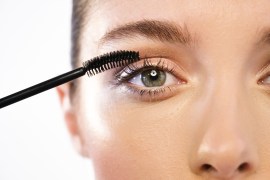 Luce pestañas y cejas largas al incluir un tratamiento natural en tu rutina.